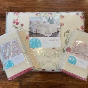Martha Stewart King size bedspread and 2 shams!
